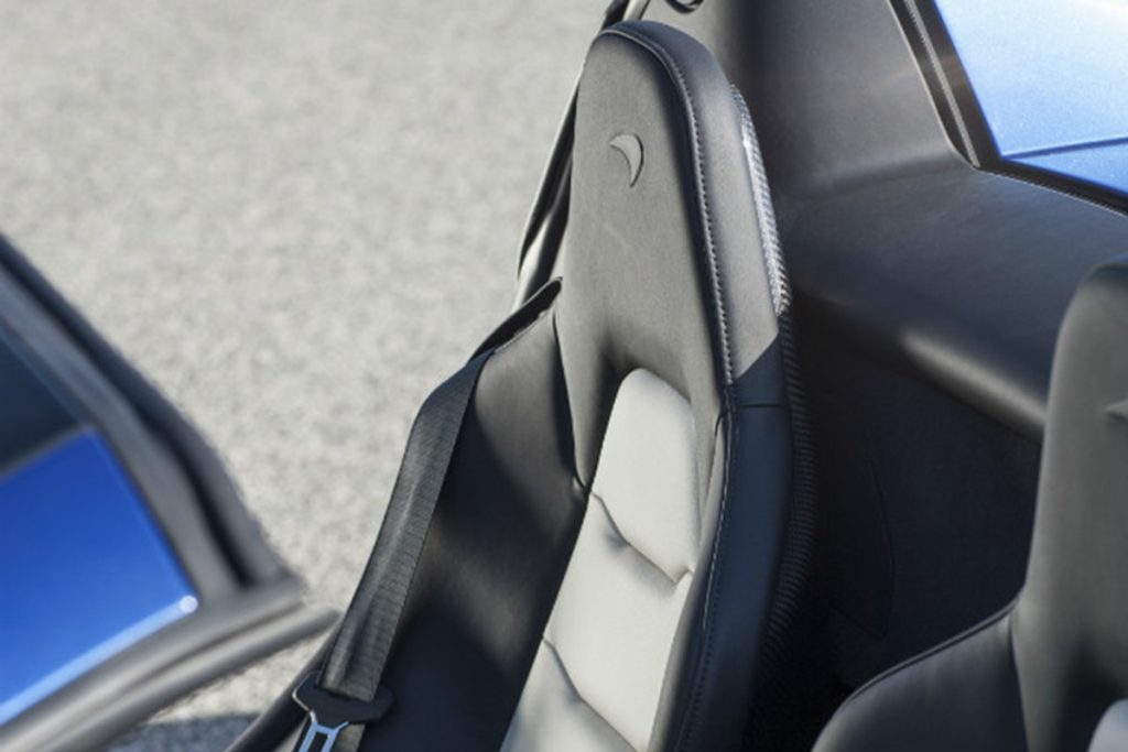 modif mobil ala sporty monokrom